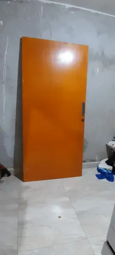 Vendo porta de 2 metros de altura e 1,10 de largura, tem rodinhas e fechaduras