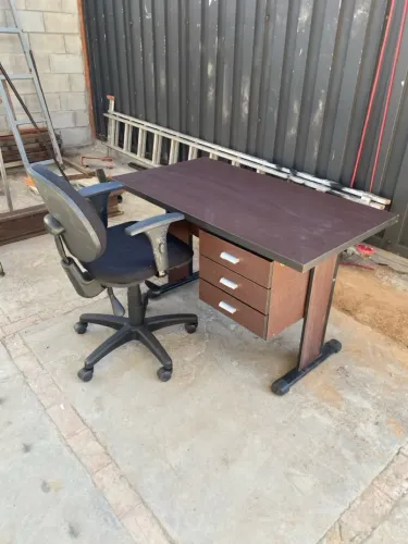 Mesa para escritório com cadeiras 