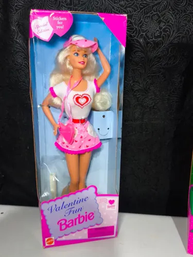 Boneca antiga barbie lacrada Valentine Fun 1996