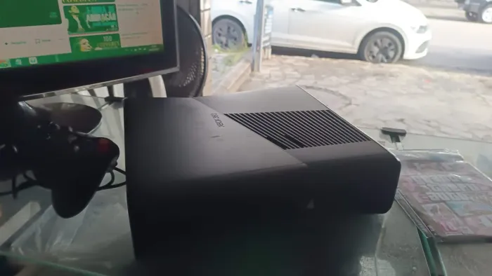Console Xbox 360 bloqueado, acompanha controle original e todos os cabos.