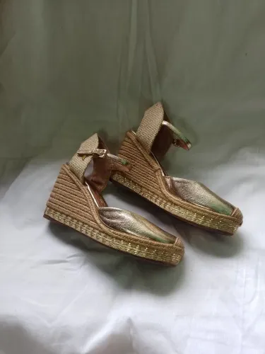 Sandália SANTA LOLLA dourada 