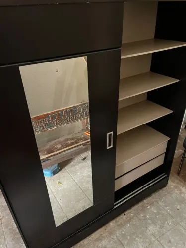 Guarda-roupa preto de porta de correr