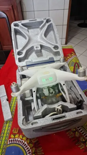Vendo Drone DJI Phantom 4 Pro, Completo, somente a aeronave que caiu na agua