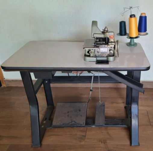 Máquina de Costura Overlok