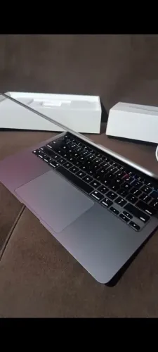 Macbook Air M1 2020, 8GB RAM, 256GB SSD em pleno funcionamento.