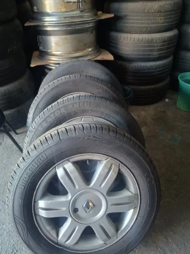 Jogo de rodas originais Renault Logan,precisa de pequenas reformas pneus em bom estado de 