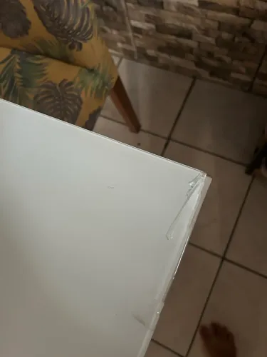 Mesa 4 lugares pequeno trinco no vidro