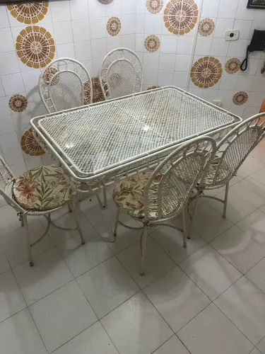 Mesa de Vimi com 5 cadeiras e 1 mesinha lateral com tampo de vidro 