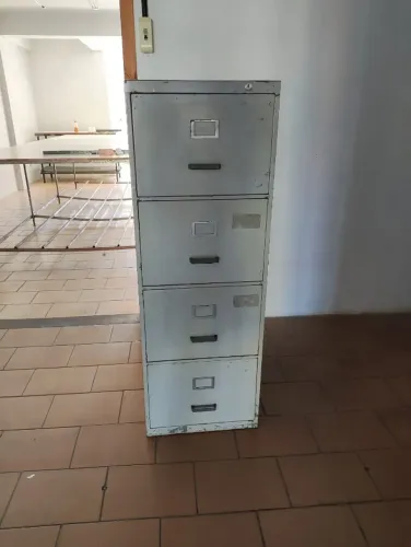 ARQUIVO DE AÇO COM 4 GAVETAS