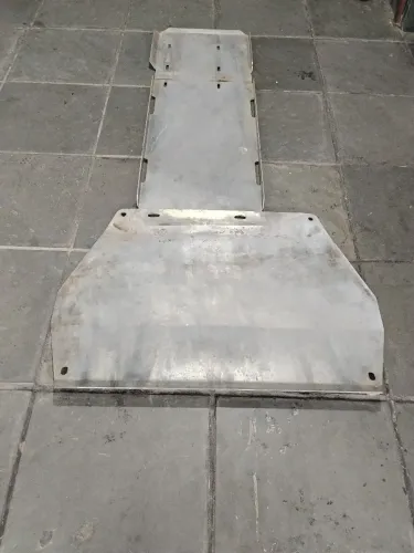 Vende - se protetor de Cárter para Mitsubishi PAGERO tr4, valor R$ 600,00 Reais 
