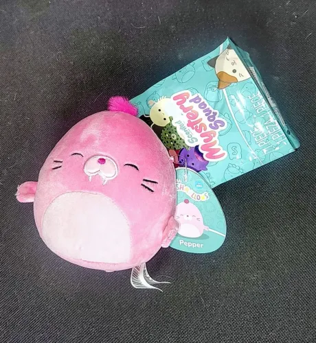 Squishmallow Pepper 5" Original - Morsa Rosa Mystery Squad com Saquinho. Novo