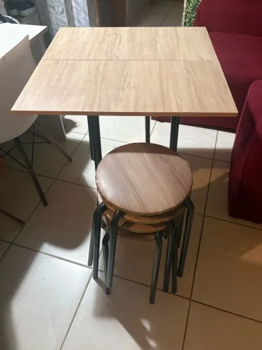 Conjunto Mesa Dobrável + 4 Banquinhos Empilháveis (Ideal p/ Apê Pequeno)