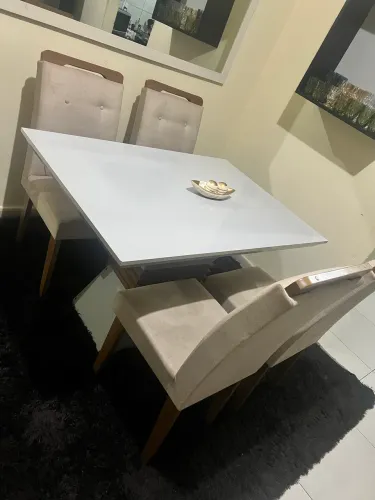 Vendo mesa com 3 cadeiras 