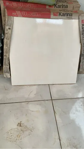Vendo cerâmica Karina 60x60 cor branca quase bege e 7 argamassas 20kg cada