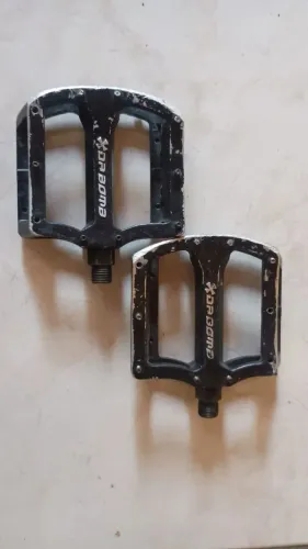 Par de pedal dabomb