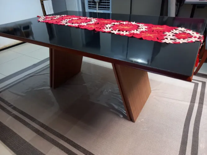 Mesa de madeira e vidro preto