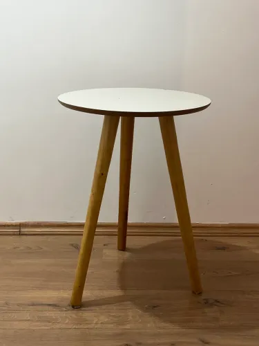 Mesa de apoio lateral madeira e branca