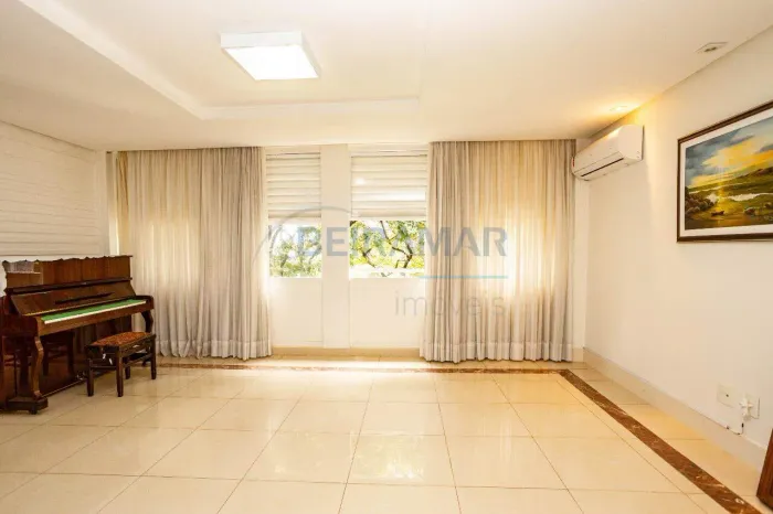 Apartamento com 04 Quartos Sendo 01 Suíte em Prédio com Elevador na Asa Sul para Aluguel. 