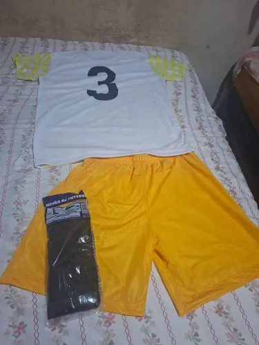 Vendo uma equipagem completa nova nunca usada 15 camisas e 15 calção e 15 meias