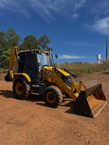 RETROESCAVADEIRA JCB A VENDA