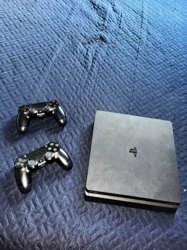 Ps4 slim 2 controles e 3 jogos de mídia física 