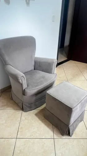 Vendo Poltrona de Amamentação com Puff - Suede Cinza (Madeira Maciça)
