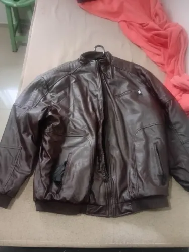 Jaqueta em coro marrom chocolate , acolchoada por dentro. 4 bolsos 