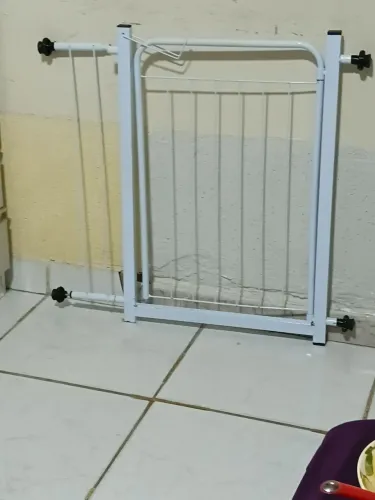 Portão de corredor ( 76,5 largura maxima x 76)