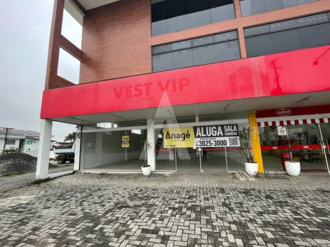 Sala comercial no Vila Nova com 280m², vitrine ampla e 3 vagas.