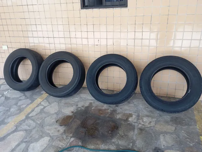 Pneus Bridgestone 265/60/18 valor 500 os 4 pneus