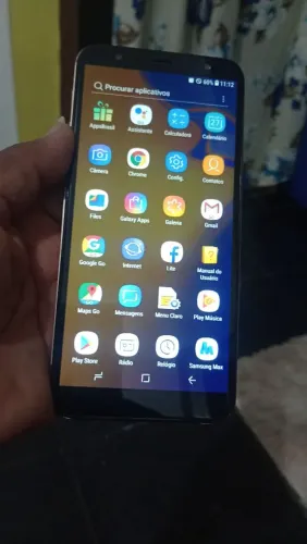 Um celular J4 