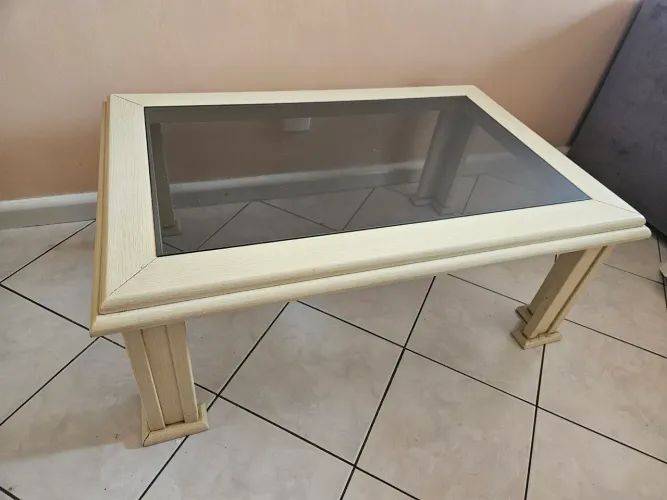 Mesa de centro com tampa de vidro