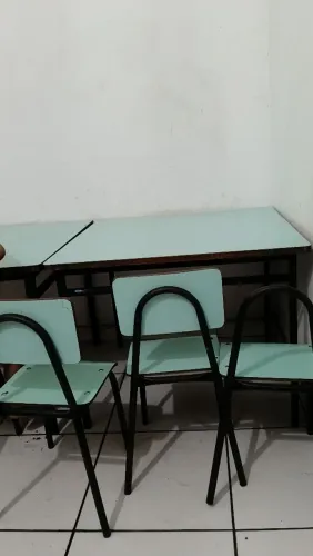 Mesa infantil de ferro e madeira + 3 cadeiras grátis