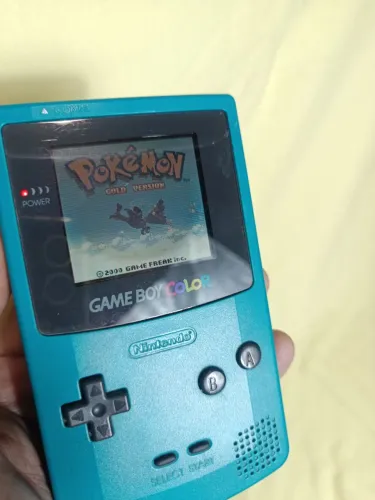 Game boy color com detalhes na tela