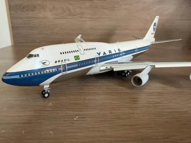 Miniatura em metal Boeing 747-400 VARIG escala 1:200 flaps down