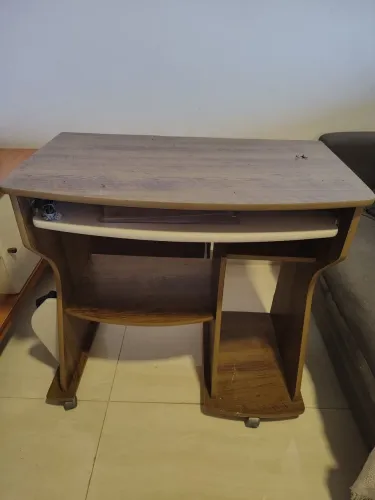 Mesa de Computador Compacta com Rodinhas e Gaveta Retrátil de Teclado