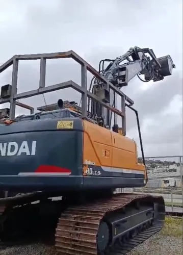 Escavadeira Hyundai hidráulica 2024
