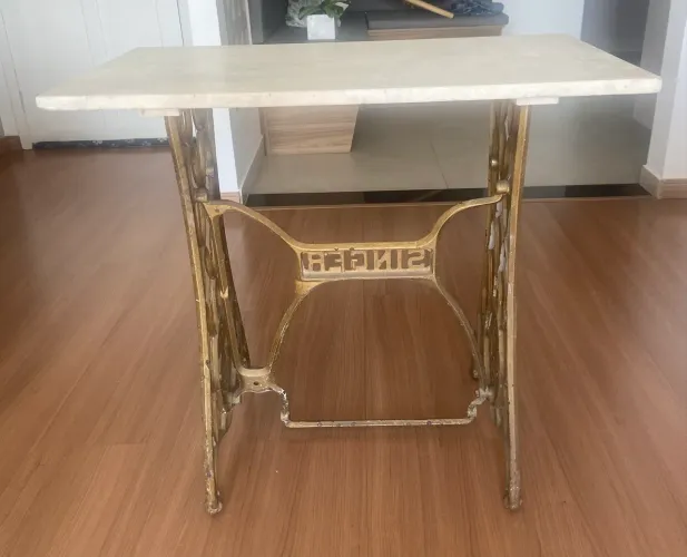 Pé de máquina com pedra de mármore