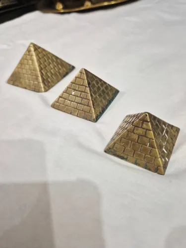 Trio de Pirâmides Decorativas em Latão Maciço - Vintage