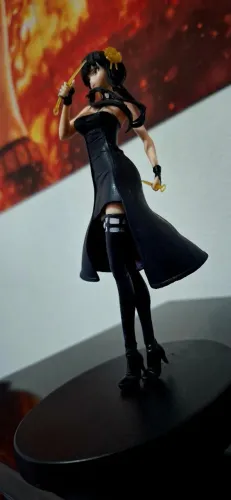 Action figure Yor spy family