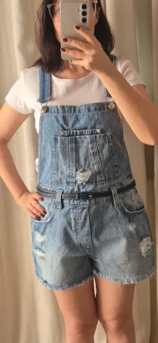 Jardineira jeans, tamanho 38, a R$ 50,00.