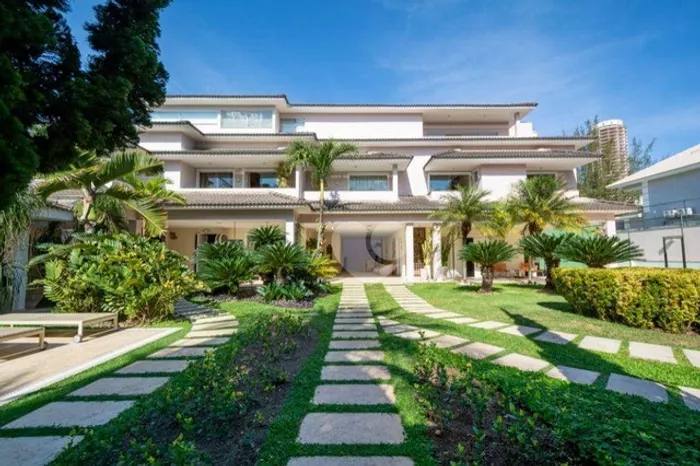 Alameda dos Eucaliptos Casa com 7 quartos. 7 suítes à venda, 830 m² por R$ 9000.000 - Barr