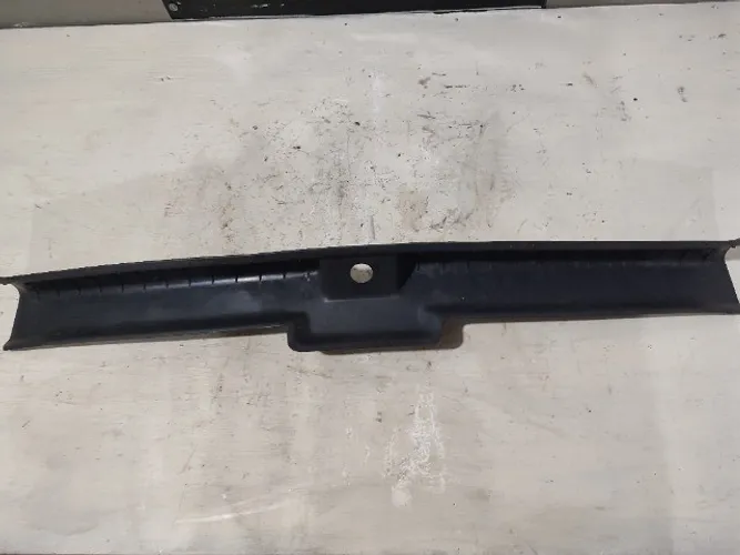 Moldura Soleiro Porta Malas GM/Corsa Hatch 4P 1996/00