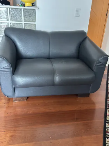 Sofá 2 Lugares em Couro Sintético - Confortável ? Detalhe em um Assento