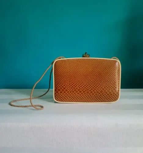 Bolsa de mão / clutch vintage rígida na tonalidade creme