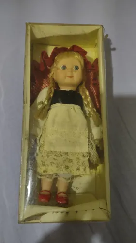 Boneca Chapeuzinho vermelho em Porcelana - Original 
