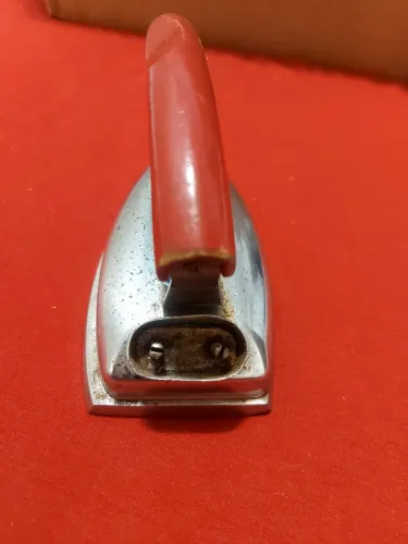Ferro de passar roupa antigo