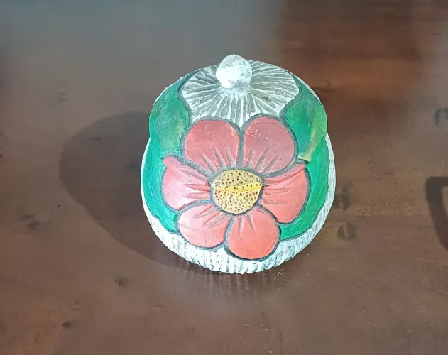 Pote decorativo com flor esculpida
