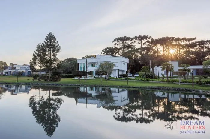 Casa em Condomínio, com 450m², 4 suítes, Quatro Barras