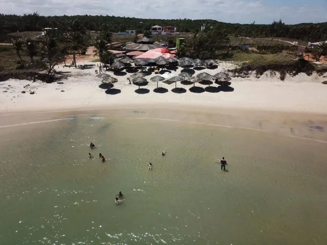 Restaurante e pousada beira mar em frente à maior piscina natural de Barra